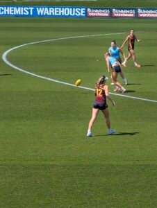 Casey Sherriff #12 (Hawthorn), Laura Stone #22 (Hawthorn), Najwa Allen #4 (Hawthorn)