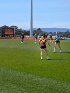 Tamara Smith #24 (Hawthorn), Mackenzie Eardley #17 (Hawthorn)