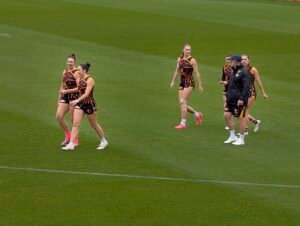 Mackenzie Eardley #17 (Hawthorn), Jacqueline Dupuy #38 (Hawthorn), Najwa Allen #4 (Hawthorn)