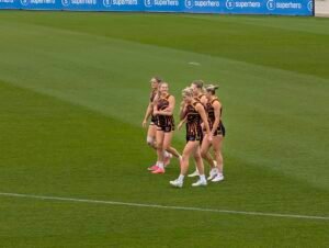 Mikayla Williamson #27 (Hawthorn), Bridie Hipwell #19 (Hawthorn)