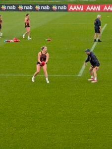 Annabelle Embelton #32 (Hawthorn), Najwa Allen #4 (Hawthorn)