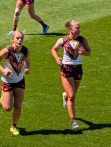 Jasmine Fleming #5 (Hawthorn), Poppy Stockwell #28 (Hawthorn)